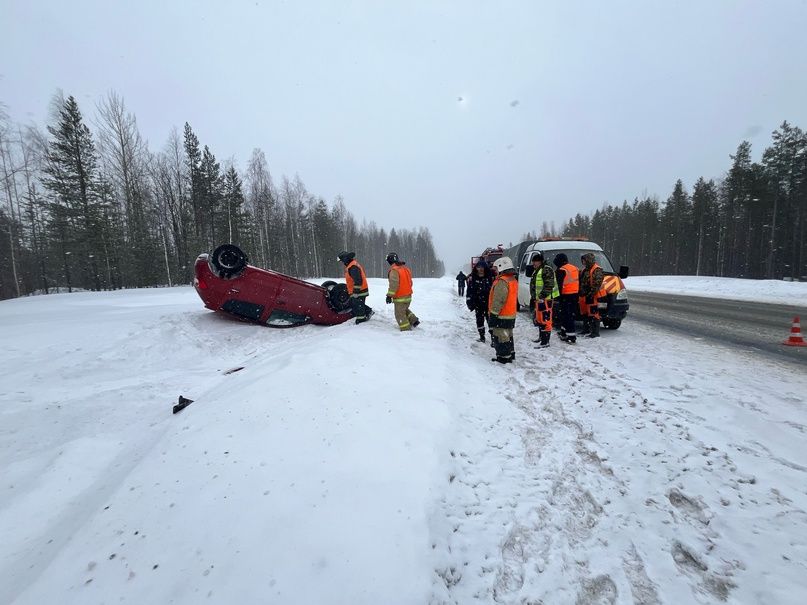 Автомобиль оказался на крыше после ДТП на трассе «Кола» в Карелии