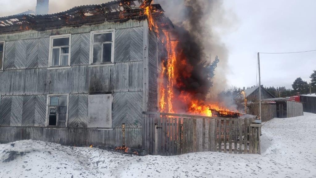 Тушить мощный пожар в жилом доме в Карелии мешал недостаток воды