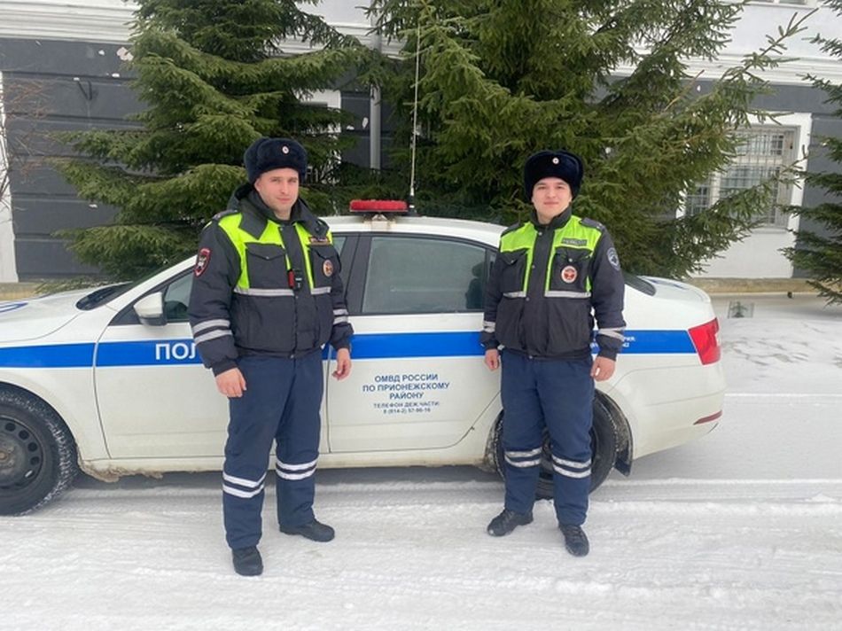 Сотрудники ГИБДД помогли семье с маленьким ребенком, которая попала в беду в лесу