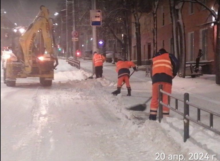 Борьба с последствиями снегопада в Петрозаводске продолжается стуки напролет