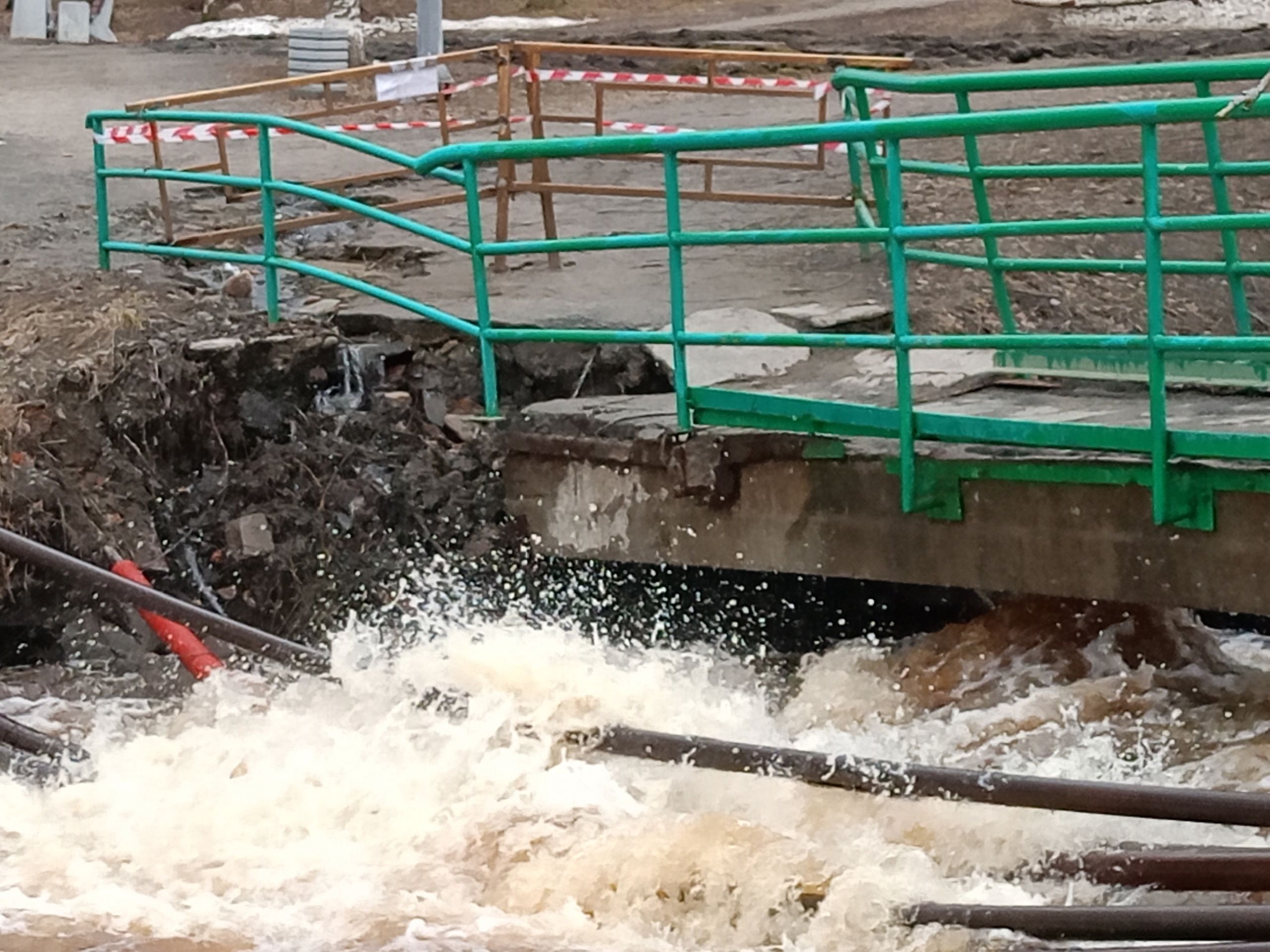 Мост около устья Лососинки едва держится на перилах