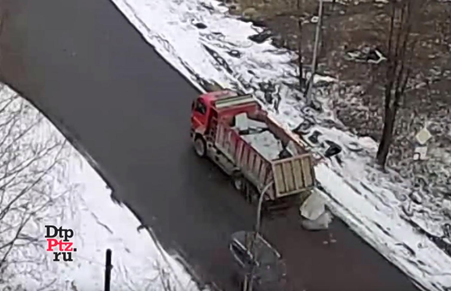 В Петрозаводске из грузовика на ходу выпали огромные камни