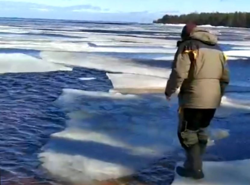 В Онежском озере в районе Шелтозера унесло лед вместе с рыбаками