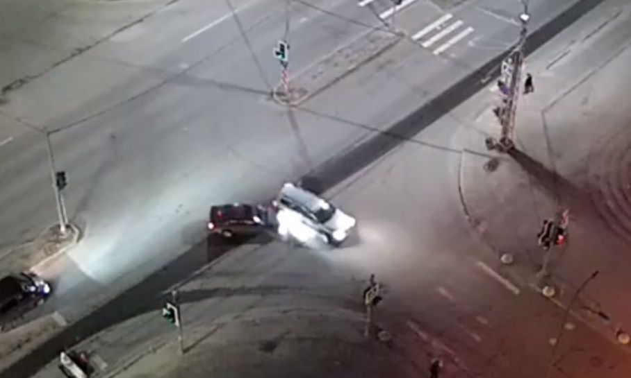 На перекрестке в Петрозаводске жестко столкнулись два легковых автомобиля