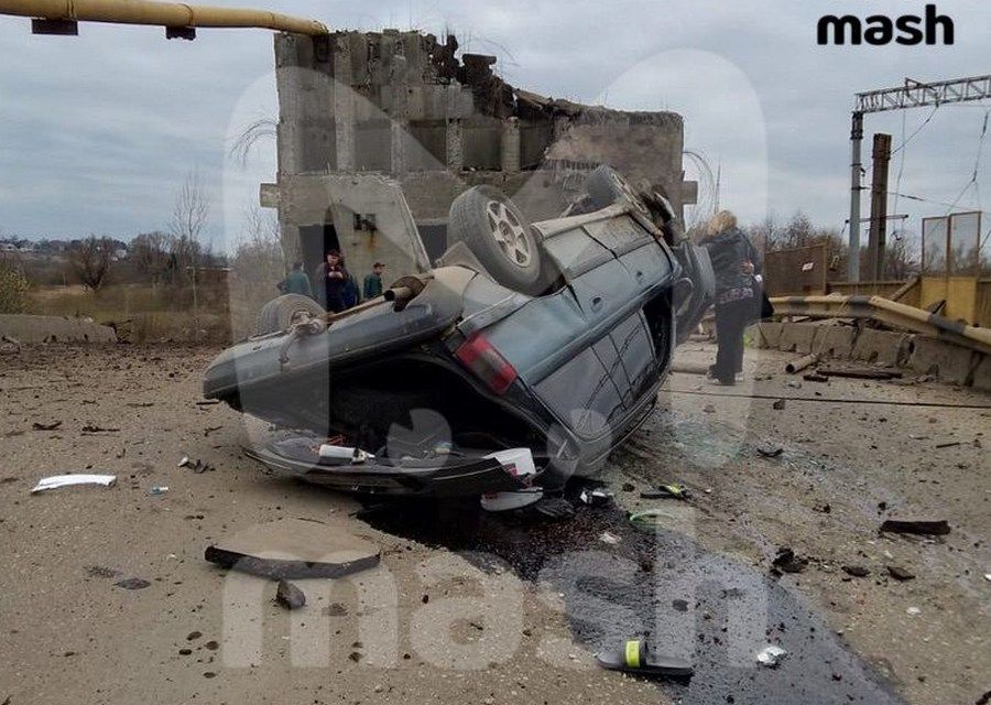 Мост с машинами рухнул на железнодорожные пути в Смоленской области