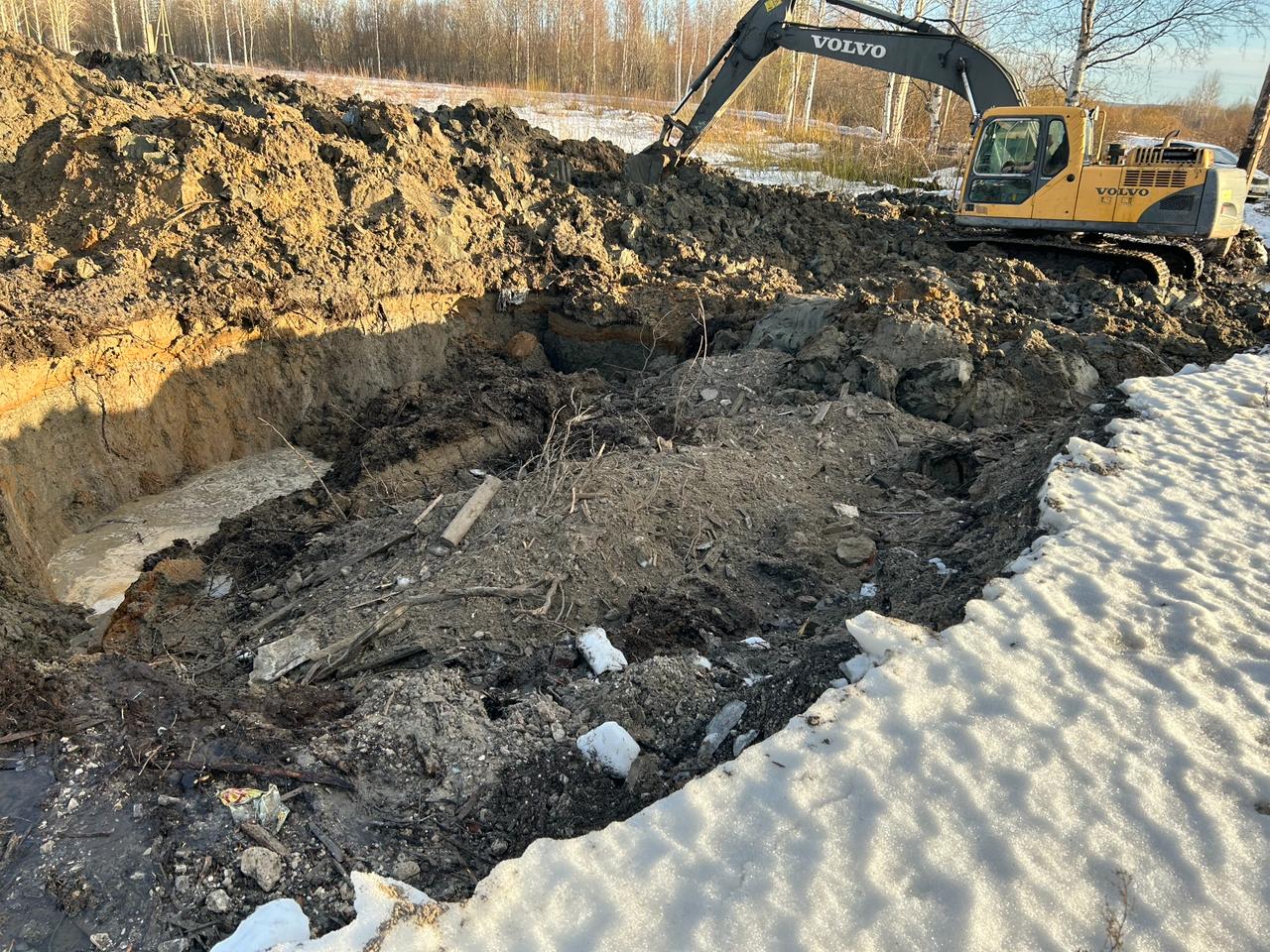 В поселке Шуя вместо того, чтобы вывезти строительные отходы с сельхозугодий, их закапывают прямо на участке