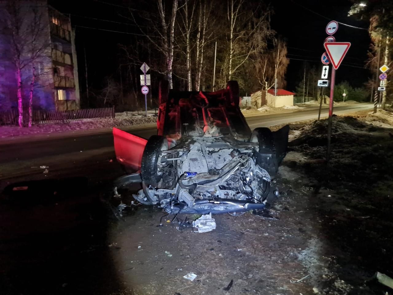 В Карелии легковой автомобиль врезался в дерево и перевернулся