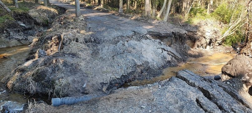 Одна их улиц Петрозаводска провалилась под натиском паводка