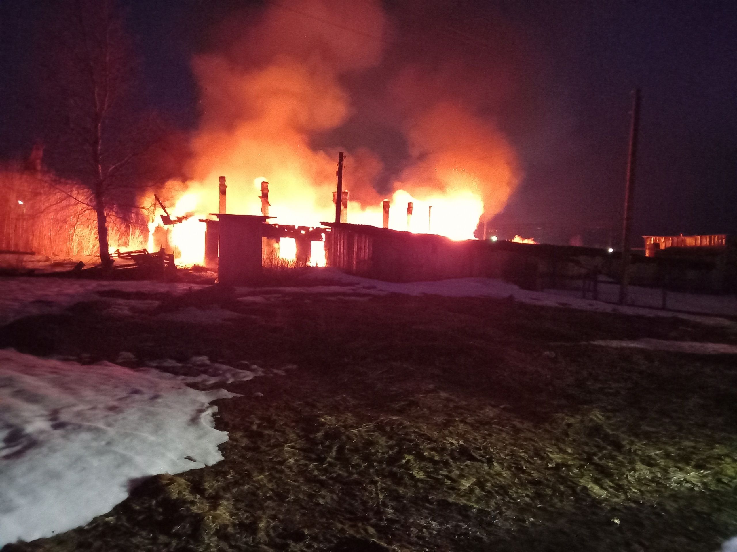 В Беломорском районе ночью сгорел многоквартирный дом