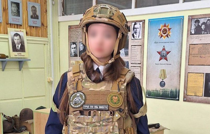 В паблике Костомукши удалили скандальные фотографии с шевронами «Груз 200 мы вместе» на школьниках