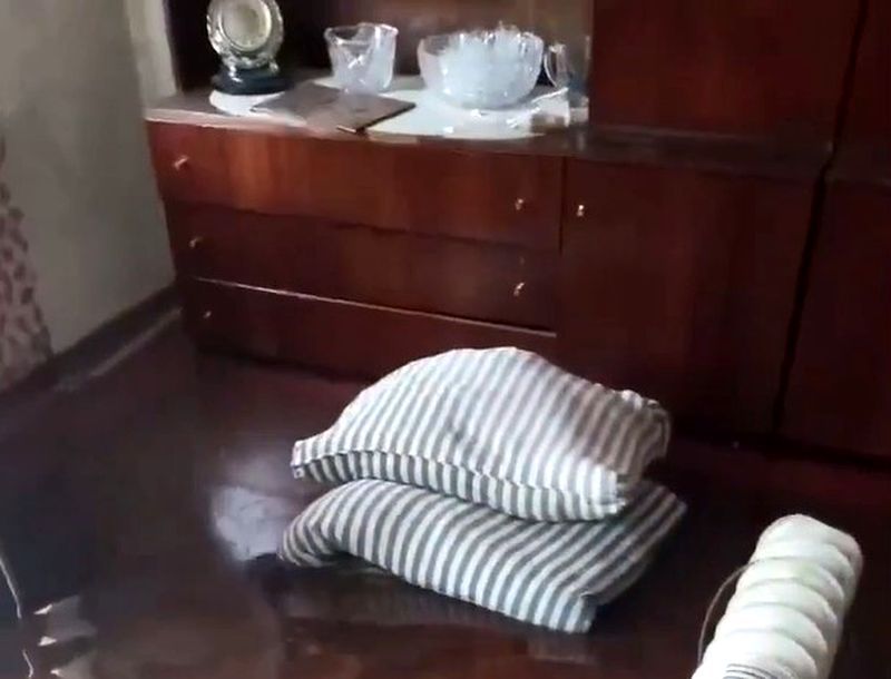 «Как нам жить?». Житель Беломорска снял видео потопа в своем доме