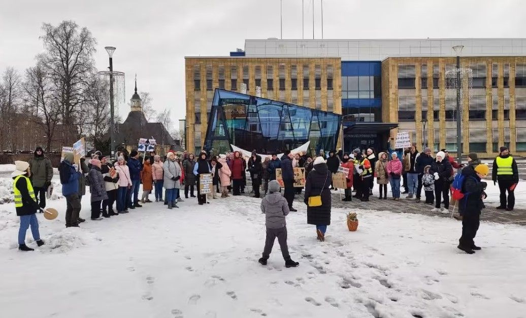 В трех городах Финляндии прошли митинги за открытие границы с Россией В трех городах Финляндии прошли митинги за открытие границы с Россией