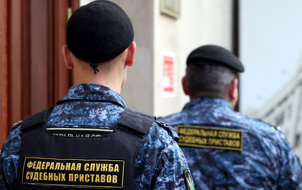 Судебным приставам пришлось силой доставлять в суд пьяного обвиняемого и его жену