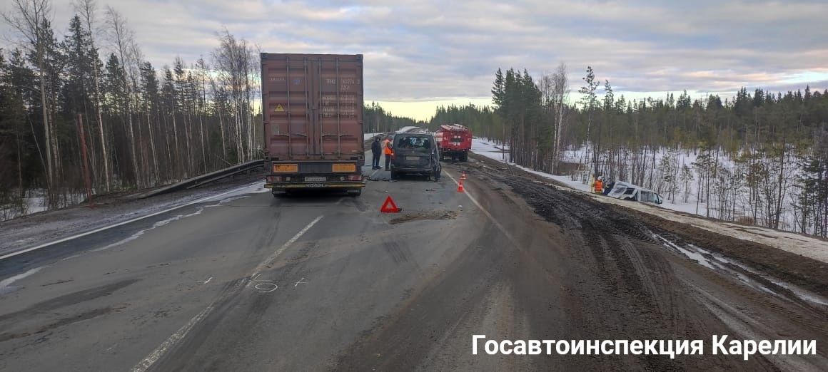 Фура и две легковушки столкнулись на трассе в Карелии