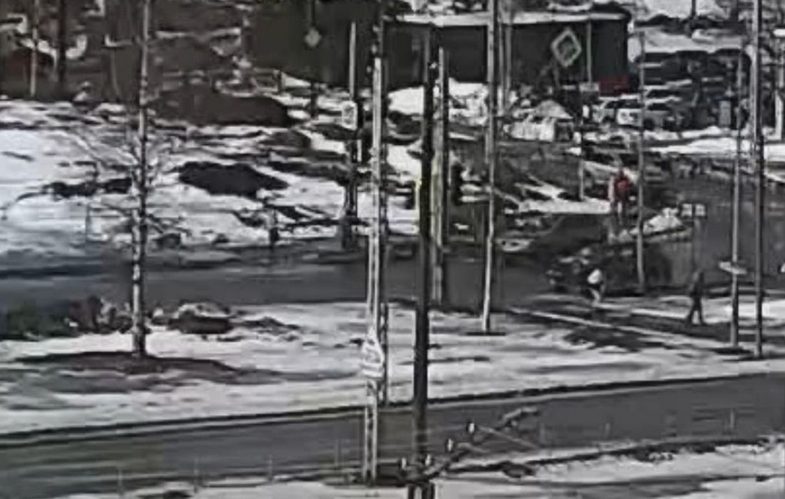 В Петрозаводске автомобиль снес столб рядом с пешеходом