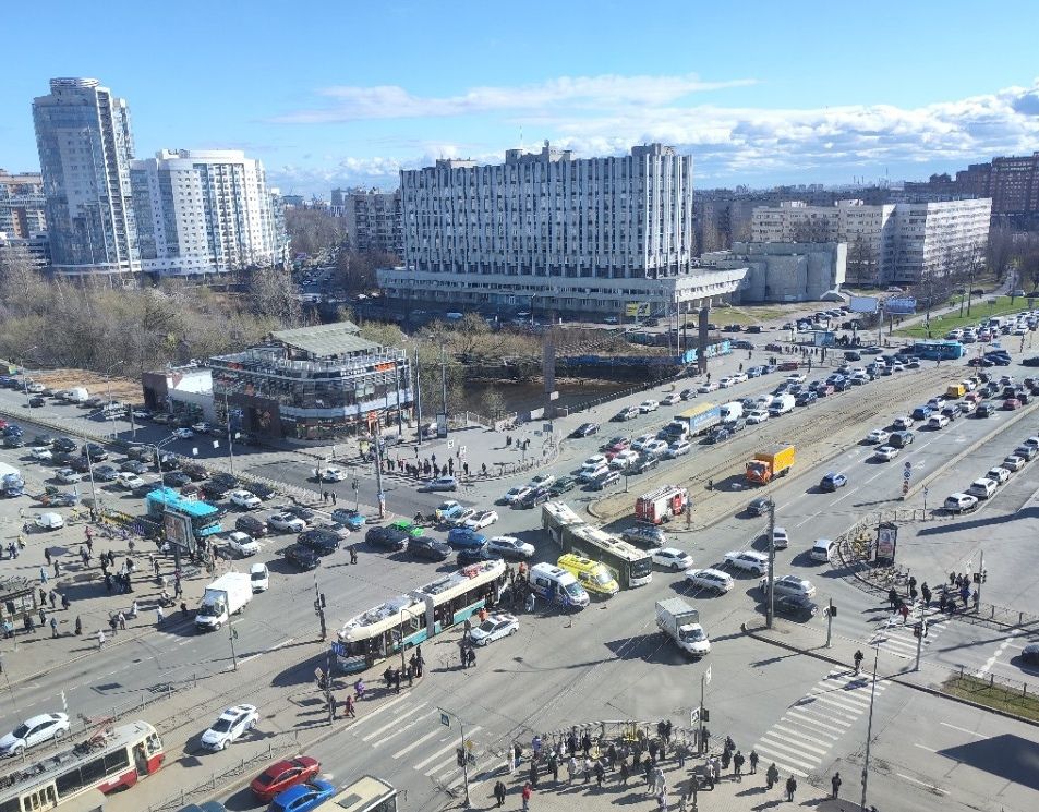 В Санкт-Петербурге ретротрамвай въехал в толпу людей