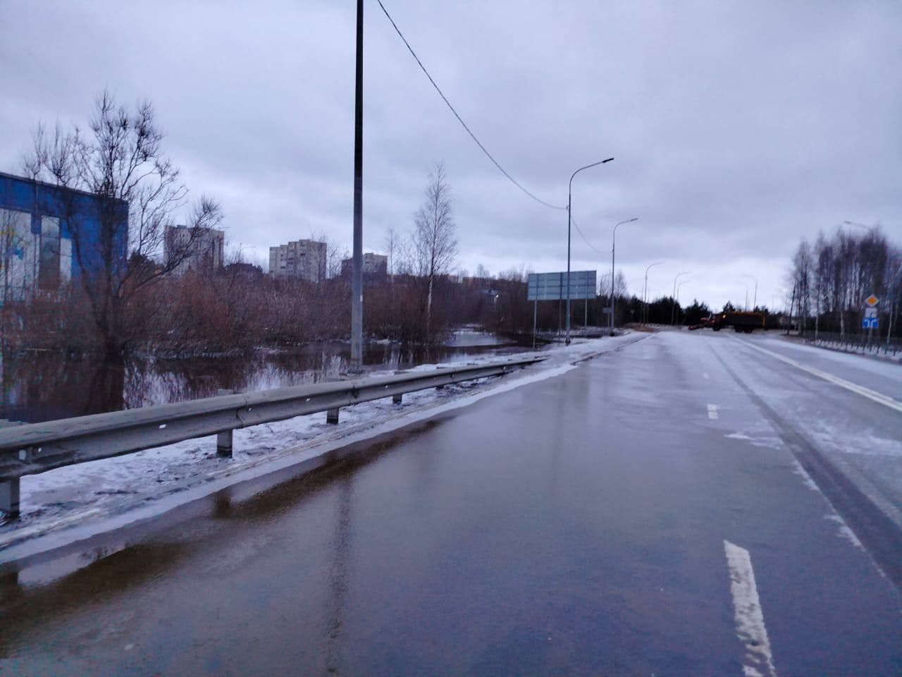На Суоярвском шоссе вода отступила На Суоярвском шоссе вода отступила