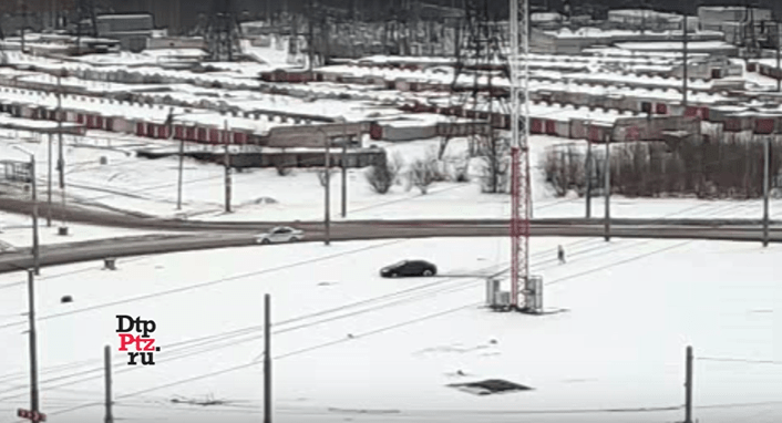 Убегавшего от погони водителя на автомобиле выбросило с дороги в Петрозаводске