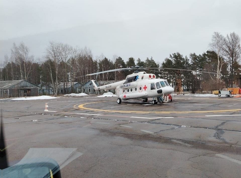 Беременную женщину вертолетом доставили в Петрозаводск