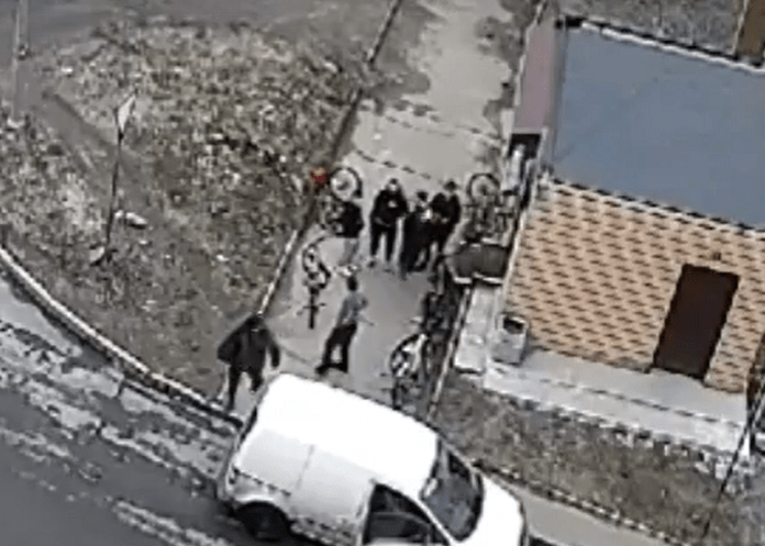 Неизвестные в Петрозаводске набросились на группу подростков и стали крушить их велосипеды