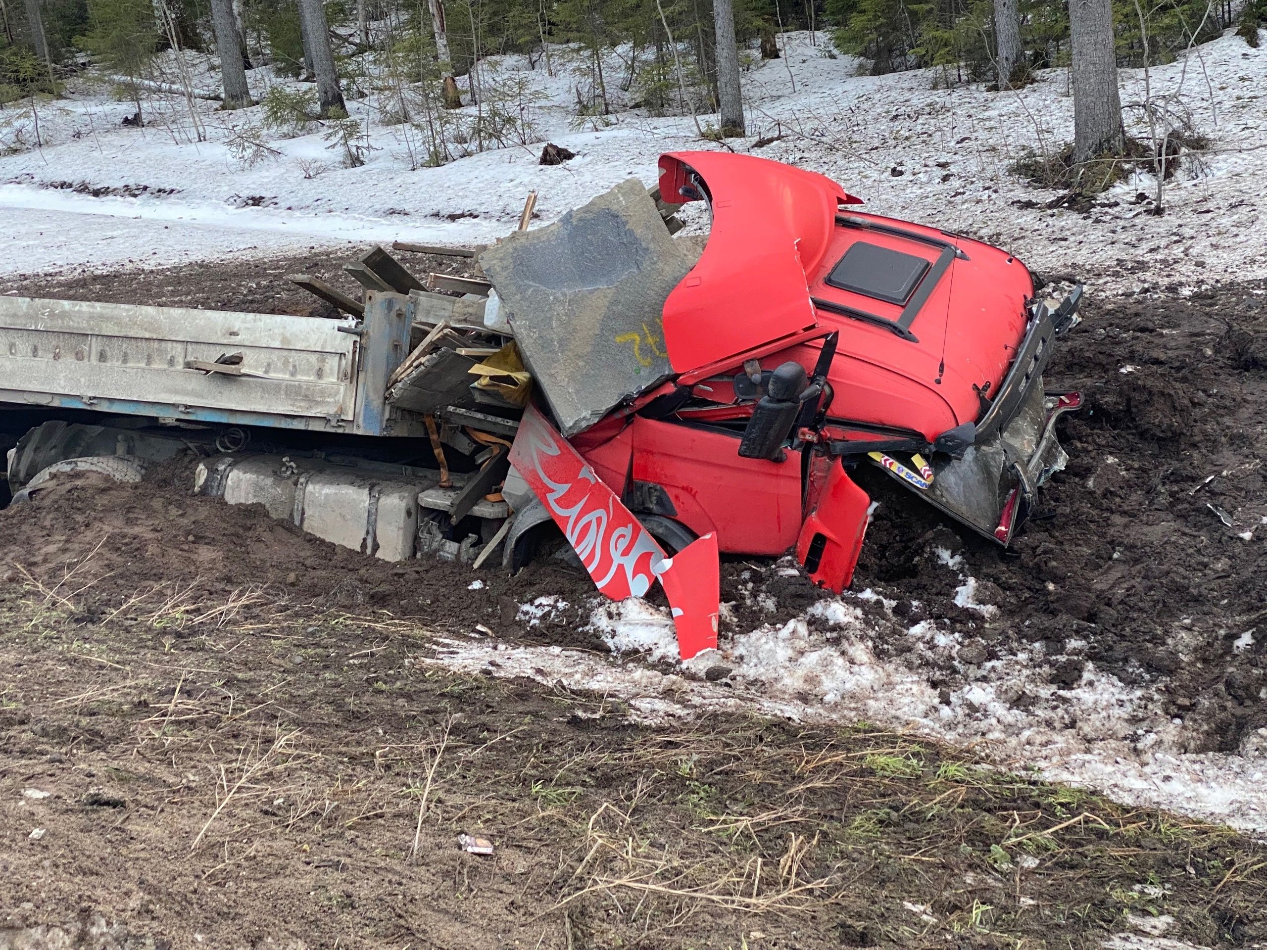 В Карелии камневоз с лопнувшим колесом задел автомобиль и опрокинулся в кювете
