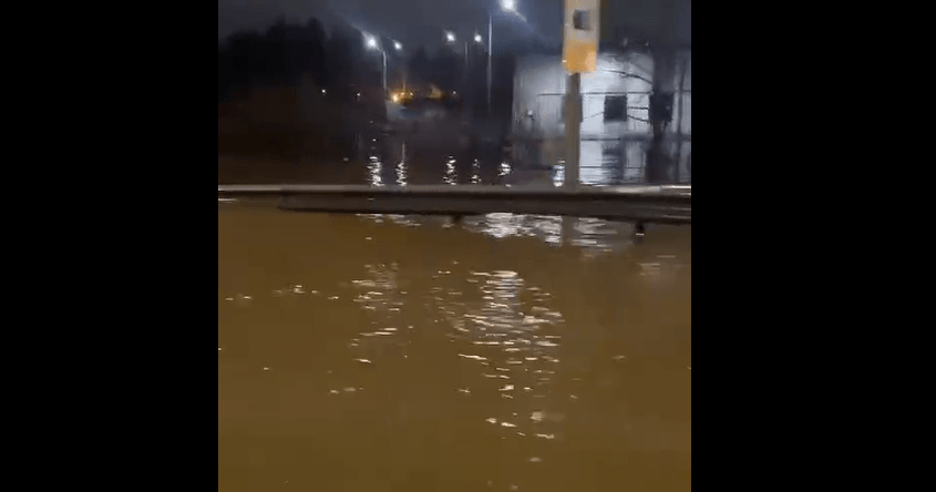 Маршруты пригородных автобусов изменены из-за затопления дороги под Петрозаводском