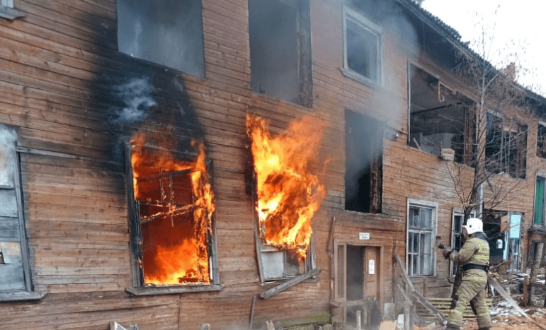 Пожарные сняли фоторепортаж, как они тушили мощный пожар в Карелии