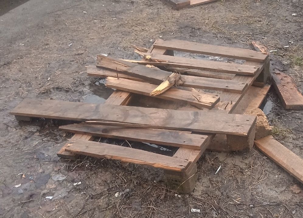 Петрозаводчане жалуются на открытый колодезный люк рядом со школой