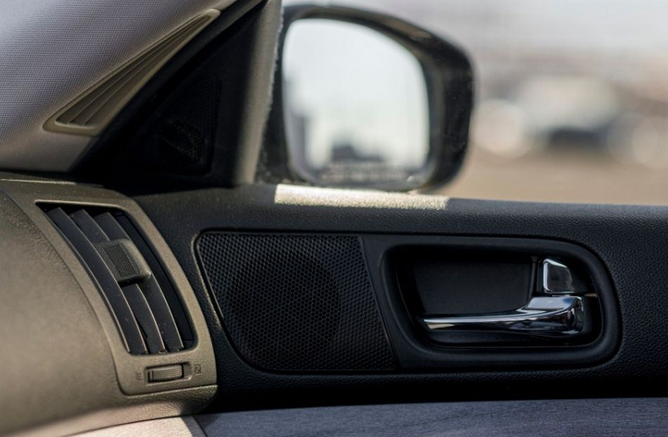 Житель Карелии ногой разбил автомобильное зеркало незнакомки