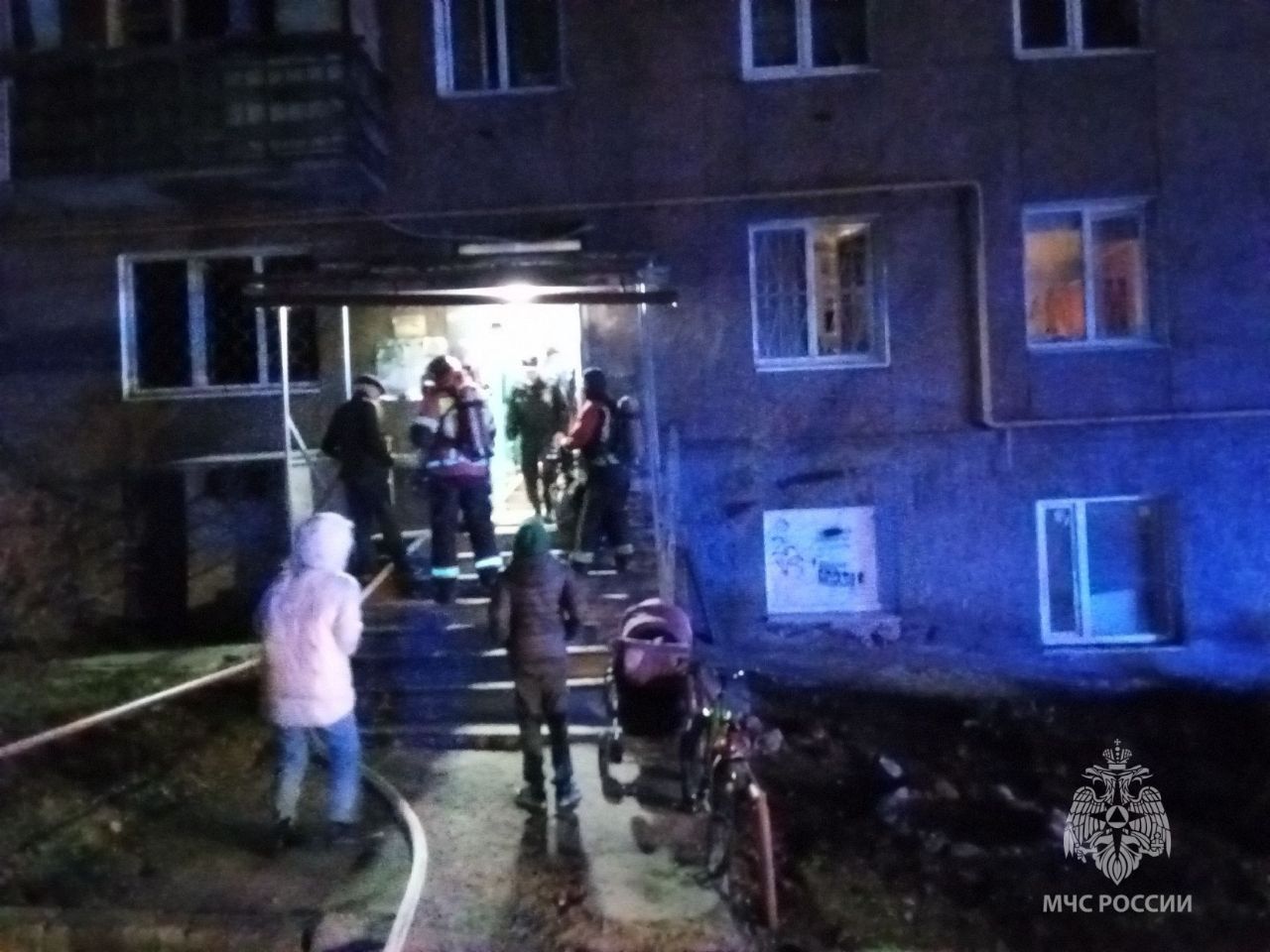 25 человек эвакуировали из горящего дома в Петрозаводске