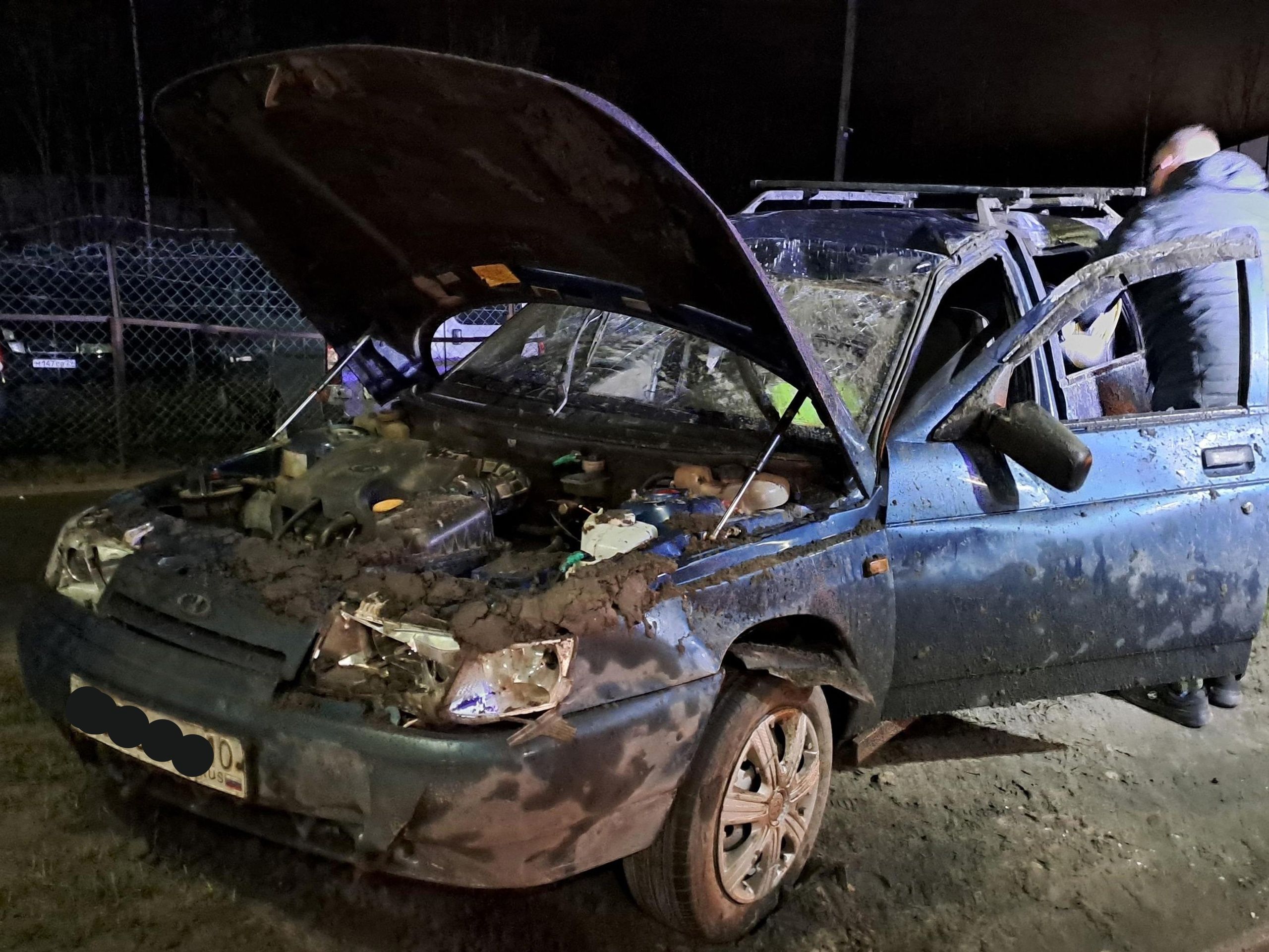 В Петрозаводске молодая женщина и шестилетняя девочка пострадали в перевернувшейся из-за кучи песка машине