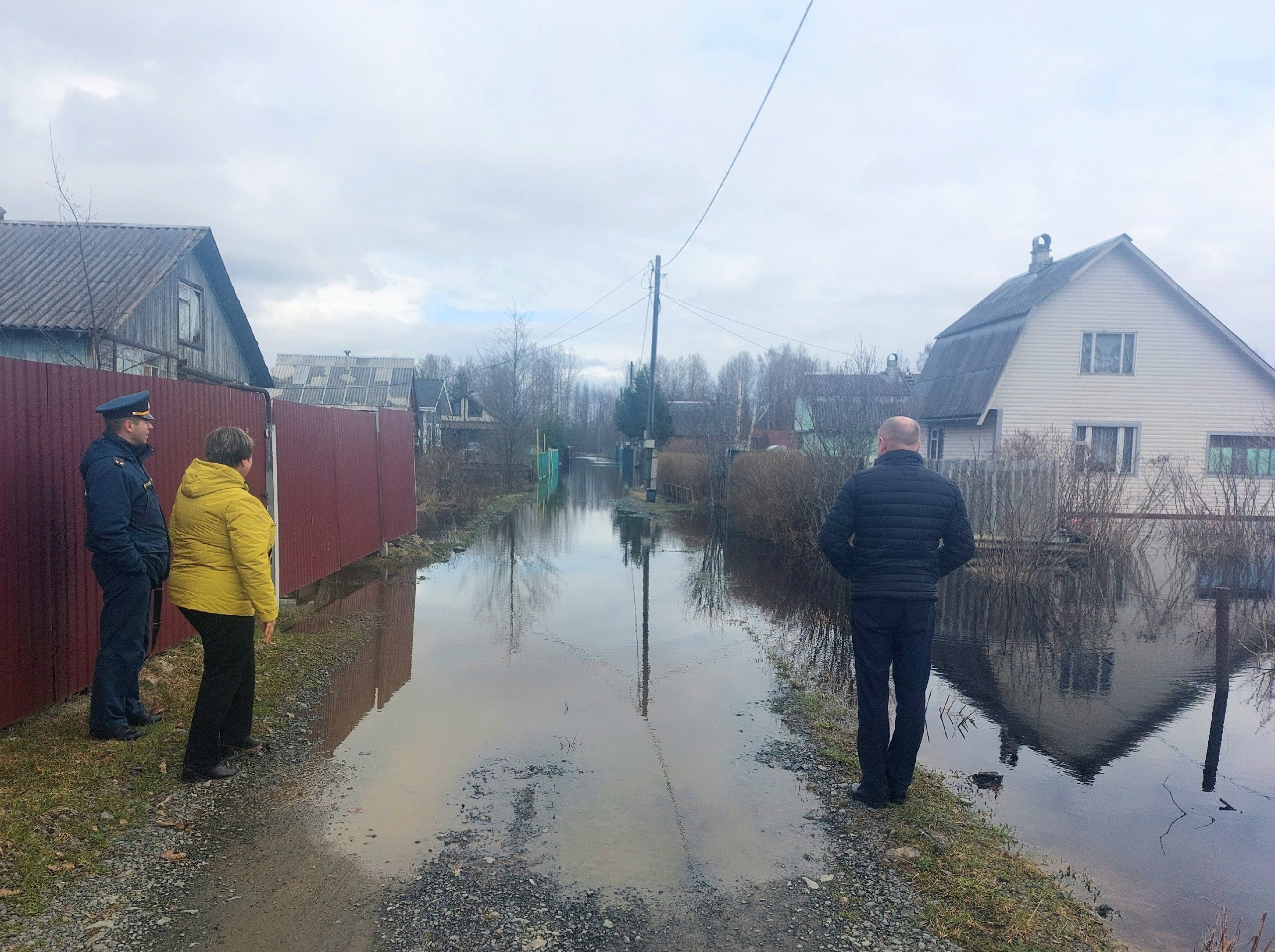 Представители власти и МЧС провели осмотр подтоплений в СНТ «Ветеран» в Прионежье