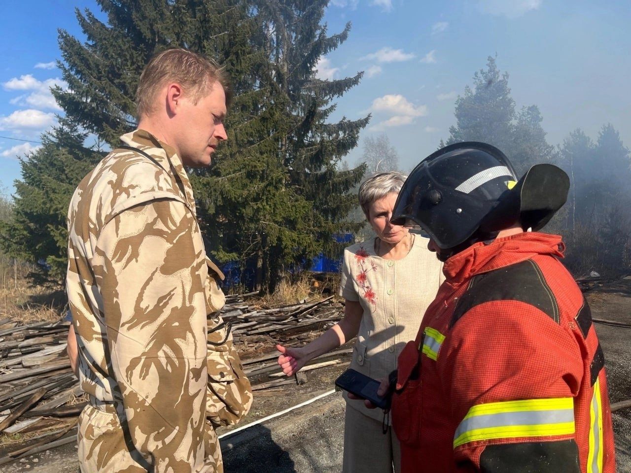 По поручению главы Карелии премьер-министр правительства Александр Чепик выехал на место пожара в Гридино