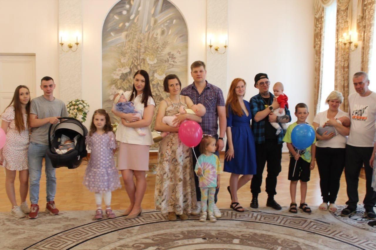 Космос, Весения, Кай: петрозаводчане с редкими именами получили свидетельства о рождении