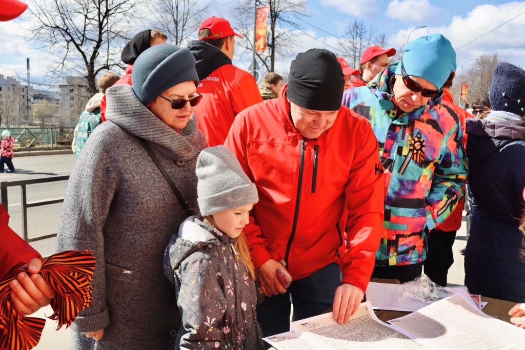 Более 2 тысяч человек пришли на площадку «Бессмертный полк. Карелия»