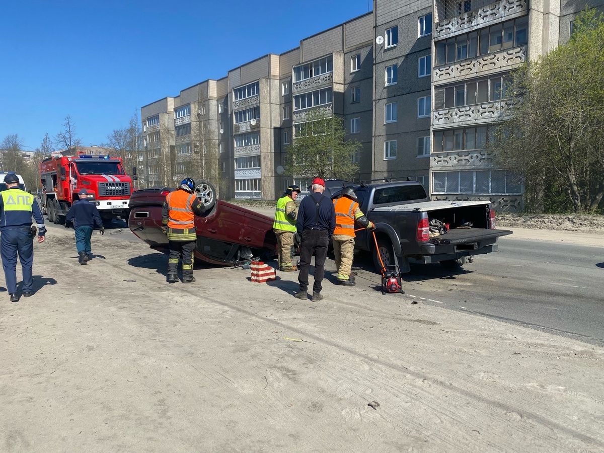 В Петрозаводске автомобиль перевернулся на крышу