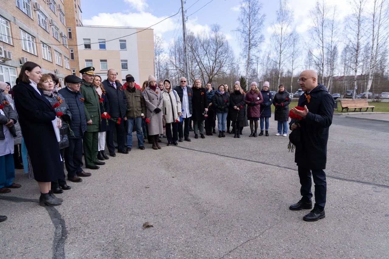 Элиссан Шандалович почтил память медработников, погибших в годы Великой Отечественной