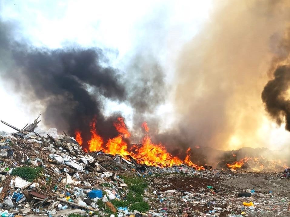 В Медвежьегорске пожарные вторые сутки не могут потушить свалку