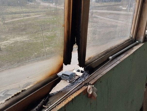 Спасатели тушили пожар на балконе в жилом доме в Приладожье