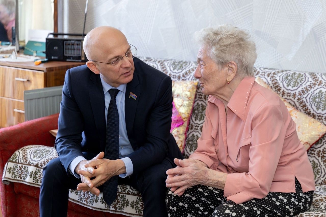 Элиссан Шандалович навестил участницу Сталинградской битвы