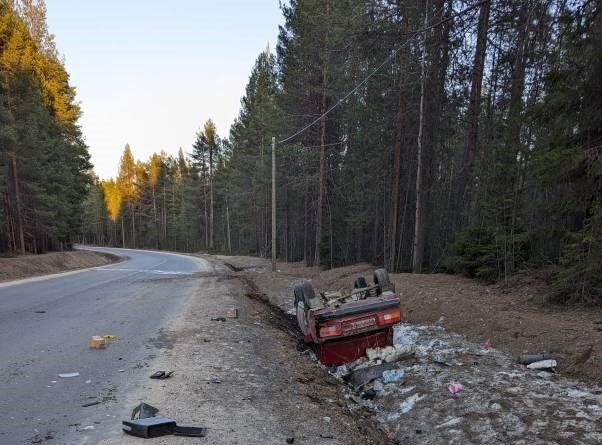 В Карелии автомобиль нетрезвого водителя без прав перевернулся на крышу в кювете