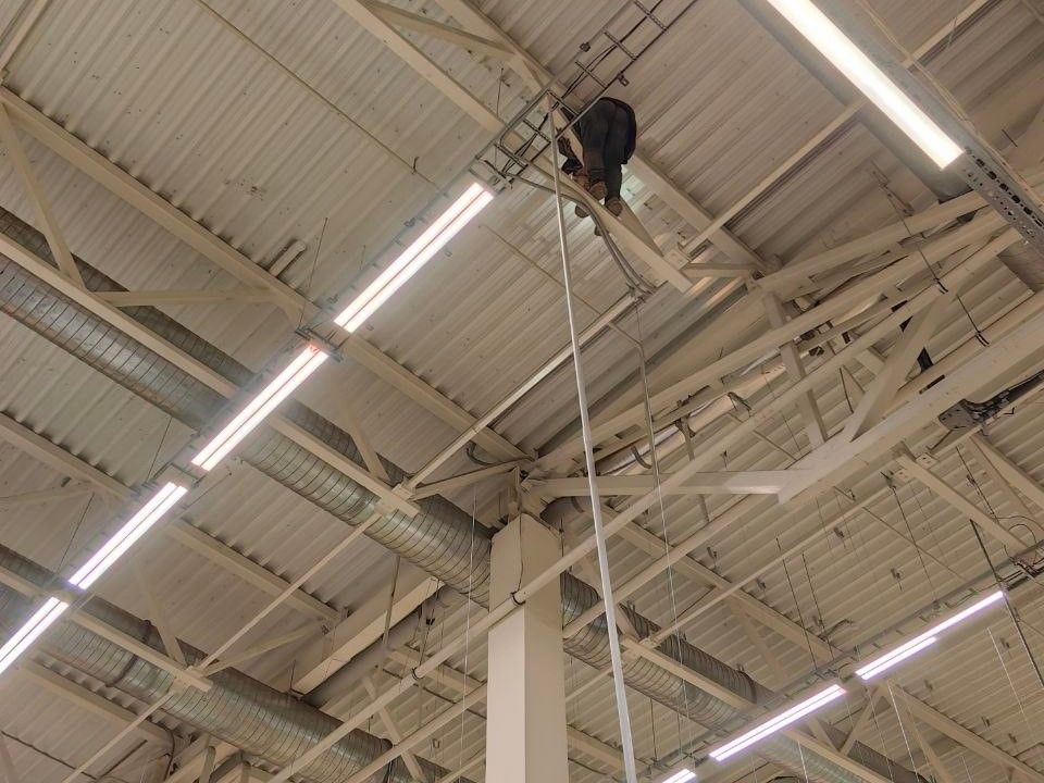 Покупатель гипермаркета в Петрозаводске залез под потолок