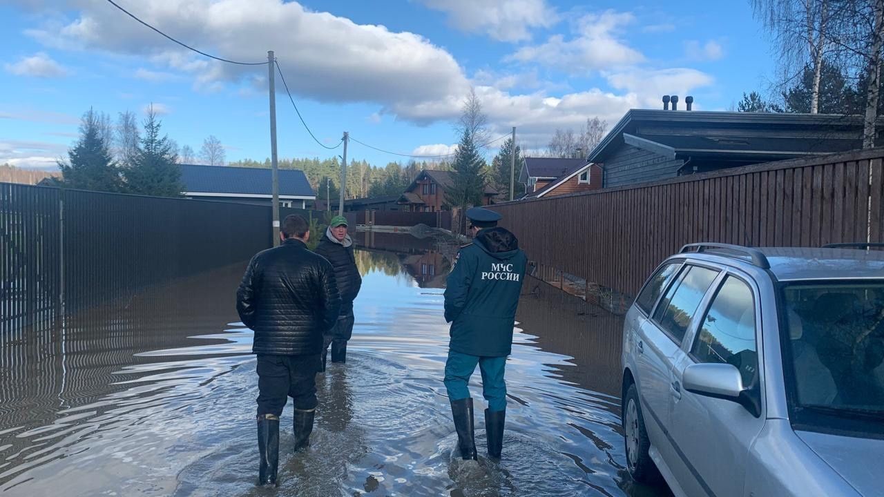Наводнение подтопило два поселка в Карелии, на место выехали сотрудники МЧС