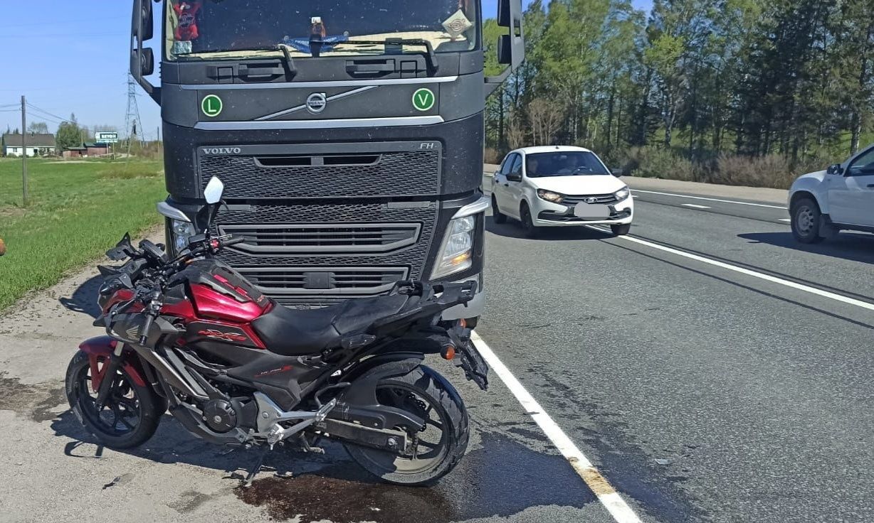 В Карелии произошло массовое ДТП с участием «скорой», мотоцикла и фуры