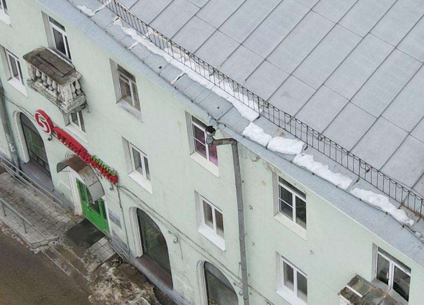 В Петрозаводске управляющую компанию оштрафовали за упавшую на горожанина глыбу льда