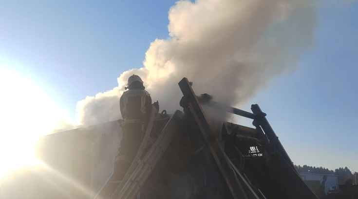 Мусор загорелся в контейнере мусоровоза в Карелии