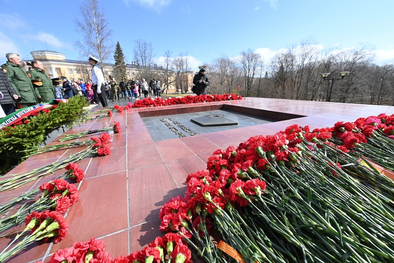 Жители Карелии возложили цветы к подножию памятника «Вечный огонь»