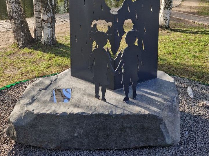 В Петрозаводске установили стелу ко дню пропавших детей