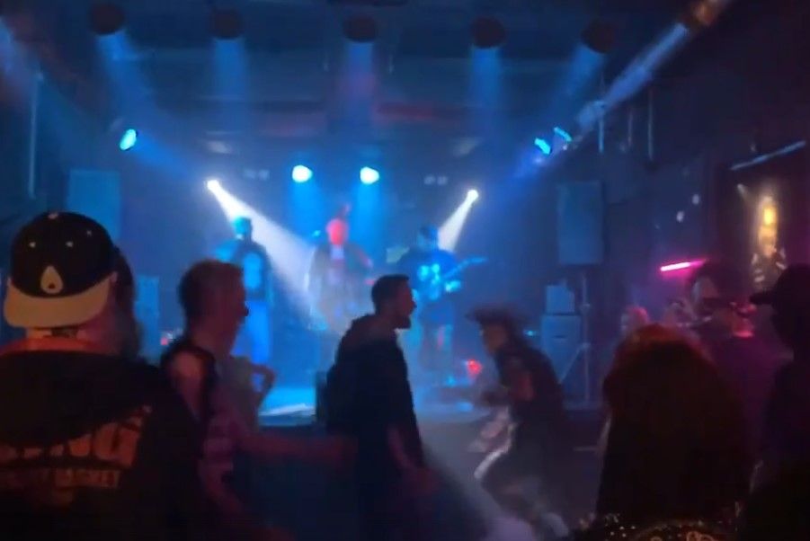 В Петрозаводске во время рок-концерта умер один из зрителей