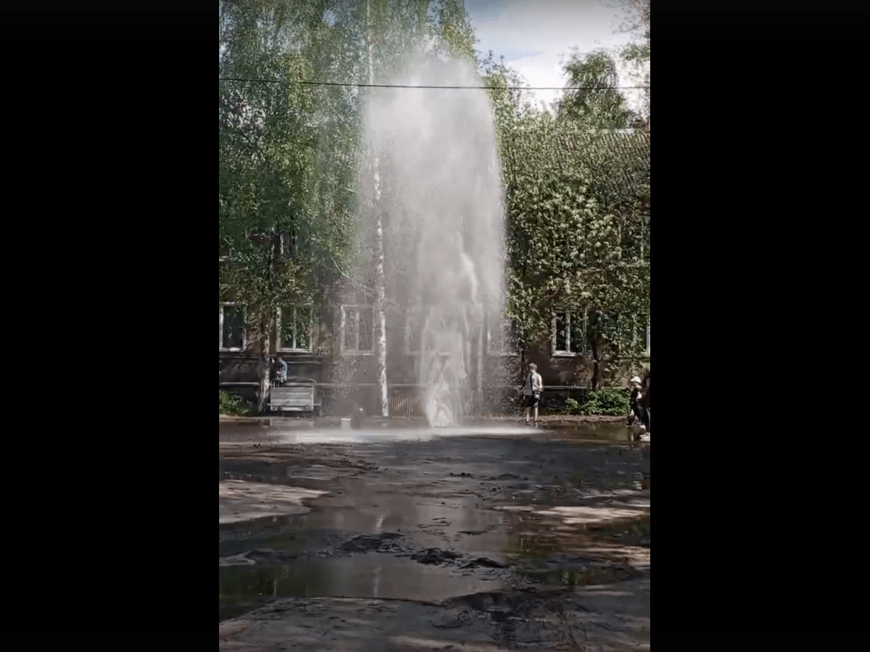 Прорыв теплосетей в Петрозаводске обещают устранить до утра